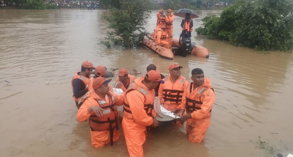 ବନ୍ୟା ପରିସ୍ଥିତି ରିଲିଫ୍ ଓ ପୁନରୁଦ୍ଧାର କାର୍ଯ୍ୟ ତଦାରଖ ପାଇଁ ଚାରି ମନ୍ତ୍ରୀଙ୍କୁ ଦାୟିତ୍ୱ ଦେଲେ ମୁଖ୍ୟମନ୍ତ୍ରୀ ବନ୍ୟା ପରିସ୍ଥିତି