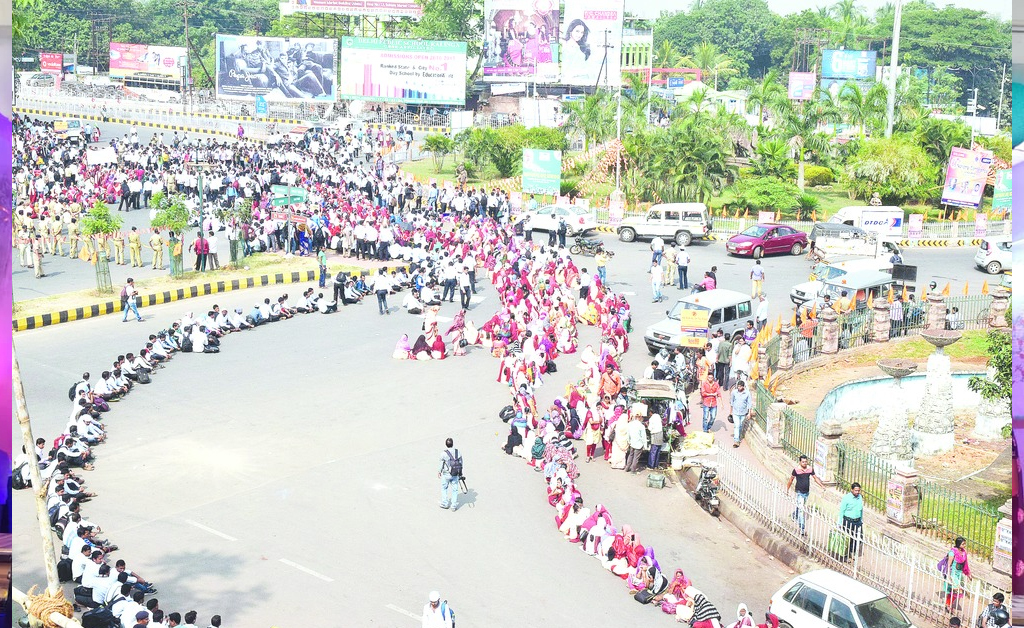 Online drivers protest: ମାଷ୍ଟରକ୍ୟାଣ୍ଟିନ୍ରେ ଅନ୍ଲାଇନ୍ ଚାଳକଙ୍କ ତାଣ୍ଡବ, ୧୫ରୁ ଅଧିକ ଗାଡ଼ି ଭଙ୍ଗାରୁଜା