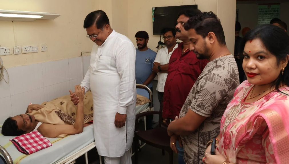 ଚିଲିକା ଅଞ୍ଚଳର ସମାଜସେବୀ ଶଙ୍କର ପାଇକରାୟଙ୍କୁ ଏମ୍ସରେ ସାକ୍ଷାତ କଲେ ମନ୍ତ୍ରୀ ପୃଥ୍ବୀରାଜ ହରିଚନ୍ଦନ ଚିଲିକା ଅଞ୍ଚଳର ସମାଜସେବୀ
