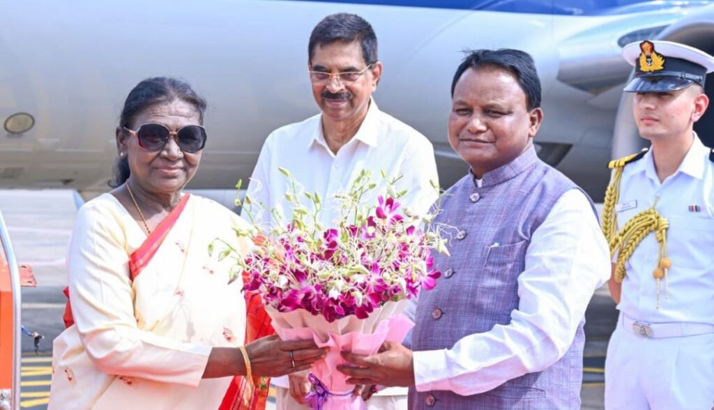 ଭୁବନେଶ୍ବରରେ ପହଞ୍ଚିଲେ ରାଷ୍ଟ୍ରପତି ଦ୍ରୌପଦୀ ମୁର୍ମୁ, ସ୍ବାଗତ କଲେ ରାଜ୍ୟପାଳ ଓ ମୁଖ୍ୟମନ୍ତ୍ରୀ ଭୁବନେଶ୍ବରରେ ପହଞ୍ଚିଲେ ରାଷ୍ଟ୍ରପତି