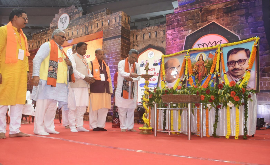 ବିଜେପିର ରାଜ୍ୟ କାର୍ଯ୍ୟକାରିଣୀ: ସାଂଗଠନିକ ମନ୍ତ୍ର ଦେଲେ ସୁନୀଲ ବଂଶଲ BJP National General Secretary Sunil Bansal lights the ceremonial lamp to mark the inauguration of the BJP State Extended Executive Meeting at Jawaharlal Nehru Indoor Stadium in Cuttack, in the presence of senior party leaders and ministers.