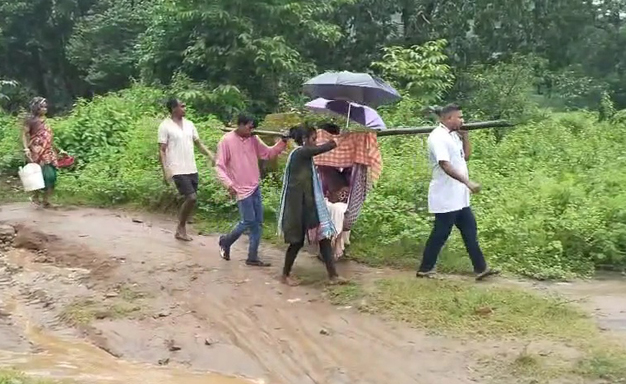 ୩ କିଲୋମିଟର ଭାରରେ ବୋହିବା ପରେ ଆମ୍ବୁଲାନ୍ସରେ ଜନ୍ମ ନେଲା ଶିଶୁକନ୍ୟା Baby girl born in ambulance after being carried for 3 km.