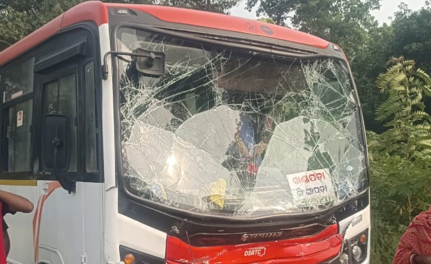ବସ ଧକ୍କାରେ ୧୫ରୁ ଊର୍ଦ୍ଧ୍ୱ ଆହତ The bus involved in the accident