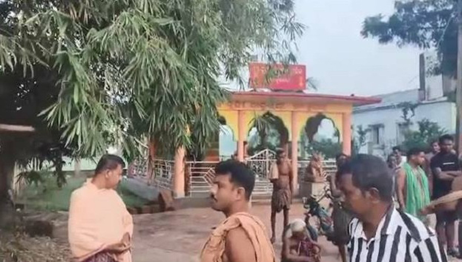 ସିସିଟିଭିକୁ ଛତା ଆଢୁଆଳ କରି ମନ୍ଦିରରୁ ମୂର୍ତ୍ତି ଚୋରି: ଗାଁରେ ଉତ୍ତେଜନା, ପୁଲିସ ମୁତୟନ