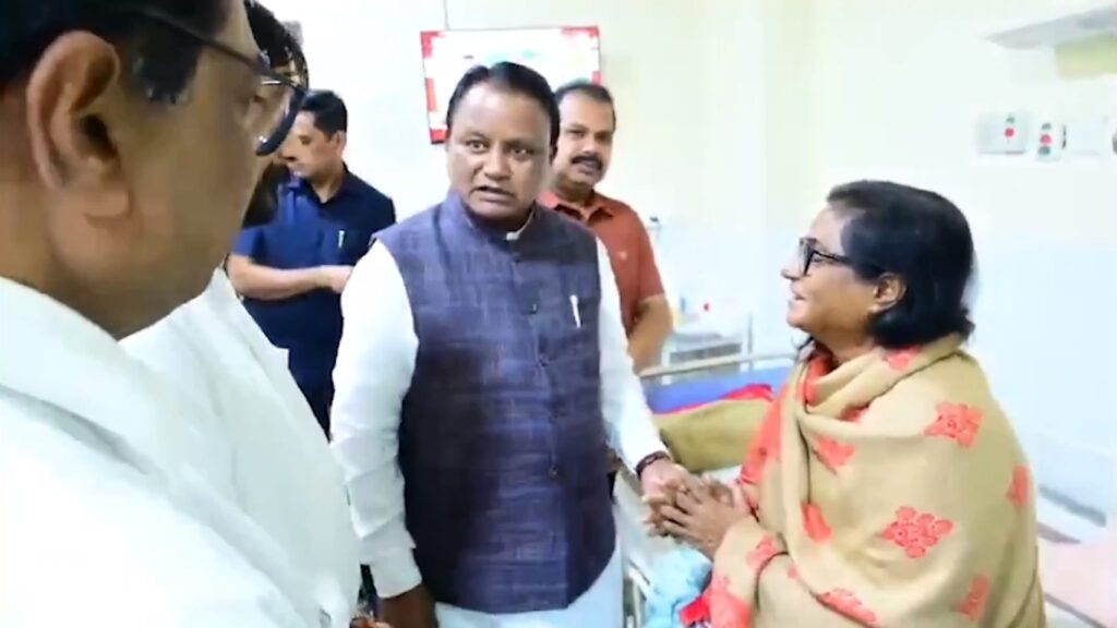 ଏମ୍ସରେ ଆରୋଗ୍ୟ ହେଉଛନ୍ତି ବିଧାନସଭା ବାଚସ୍ପତି ସୁରମା ପାଢ଼ୀ The Chief Minister is meeting the Speaker.