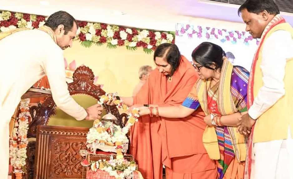 ପୁରୀରେ ସ୍ୱାଧ୍ୱୀ ଋତୁମ୍ଭରାଙ୍କ ଭାଗବତ କଥା ସମାପନ: ଆଶୀର୍ବଚନ ନେଲେ ମୁଖ୍ୟମନ୍ତ୍ରୀ