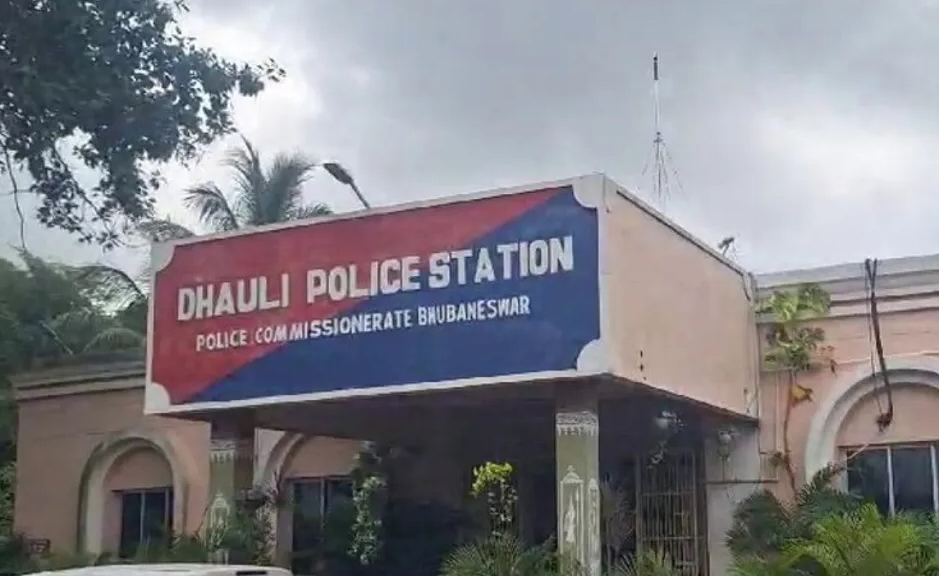 ପୂର୍ବ ଶତ୍ରୁତାରୁ ରାଜଧାନୀରେ ଆତଙ୍କ, ଯୁବକଙ୍କୁ ମରଣାନ୍ତକ ସଂଘବଦ୍ଧ ଆକ୍ରମଣ Old enmity sparks terror in the capital; youth subjected to a murderous group attack at the foothills of Dhauli.