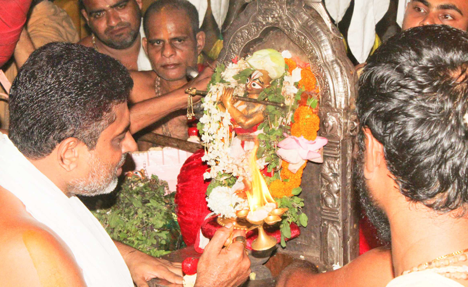 ଶ୍ରୀମନ୍ଦିରରେ ମହାପ୍ରଭୁଙ୍କ କାଳୀୟଦଳନ ବେଶ Servitors performing rituals and offering 'Aarti' to Lord Madanamohana at Puri Srimandir on the occasion of Kaliyadalan Besha.