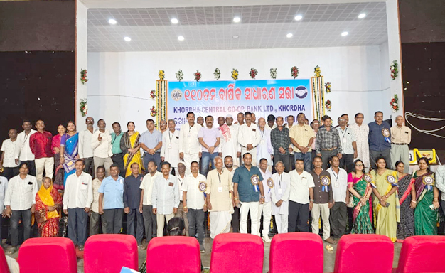 ଖୋର୍ଦ୍ଧା କେନ୍ଦ୍ର ସମବାୟ ବ୍ୟାଙ୍କର ସାଧାରଣ ସଭା: ସମବାୟର ବିକାଶ ଓ ବ୍ୟବସାୟିକ ଅଭିବୃଦ୍ଧି ଉପରେ ଗୁରୁତ୍ୱ Dignitaries on the dais at the General Meeting of the Khordha Central Cooperative Bank.