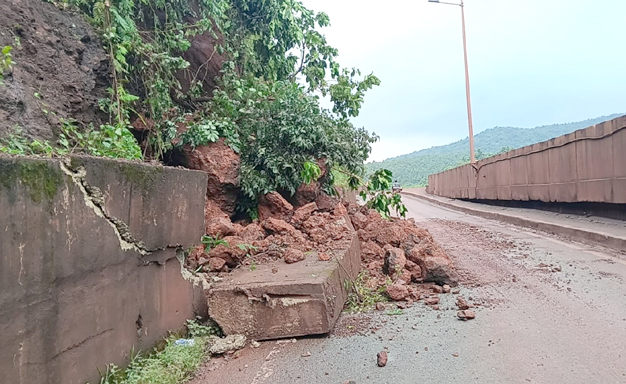 ୫୨୦ ନମ୍ବର ଜାତୀୟ ରାଜପଥ ବାଇପାସ୍ରେ ଭୂସ୍ଖଳନ Landslide on National Highway 520 bypass