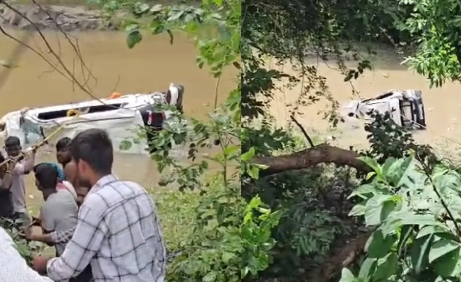 ମଧ୍ୟପ୍ରଦେଶରେ ମର୍ମନ୍ତୁଦ ସଡ଼କ ଦୁର୍ଘଟଣା: ମଧ୍ୟପ୍ରଦେଶରେ ୩ ଶିଶୁଙ୍କ ସହ ୭ ଓଡ଼ିଆ ଶ୍ରଦ୍ଧାଳୁଙ୍କ ଦୁଃଖଦ ମୃତ୍ୟୁ Car carrying devotees returning after worshipping Goddess Bagalamukhi swept into a drain by rainwater currents: 8 Odias dead.