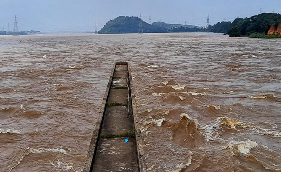ମାଡ଼ି ଆସୁଛି ବନ୍ୟାଜଳ, ମହାନଦୀ ଦେଖାଉଛି କରାଳ ରୂପ ମାଡ଼ି ଆସୁଛି ବନ୍ୟାଜଳ, ମହାନଦୀ ଦେଖାଉଛି କରାଳ ରୂପ