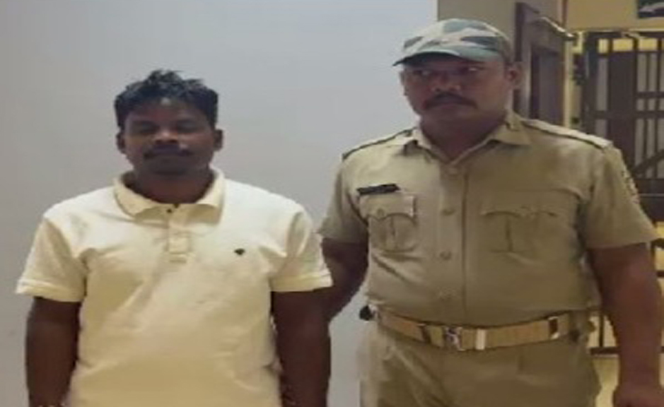 ସୌମ୍ୟରଞ୍ଜନ ମୃତ୍ୟୁ ମାମଲା: ରୋଷେୟା ମନ୍ମଥ ଗିରଫ ପରେ କୋର୍ଟରେ ହାଜର ସୌମ୍ୟରଞ୍ଜନ ମୃତ୍ୟୁ ମାମଲା: ରୋଷେୟା ମନ୍ମଥ ଗିରଫ ପରେ କୋର୍ଟରେ ହାଜର