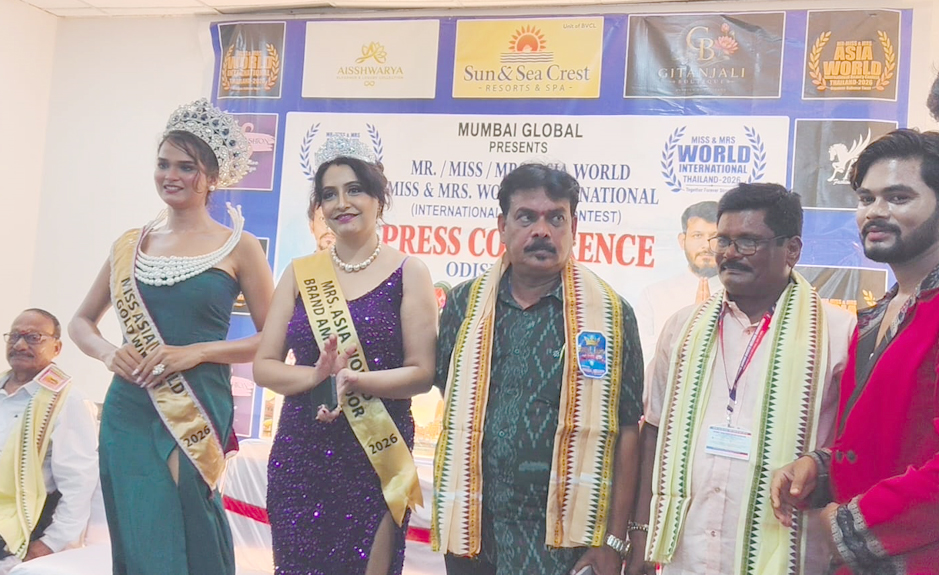 ଆନ୍ତର୍ଜାତୀୟ ସୌନ୍ଦର୍ଯ୍ୟ ପ୍ରତିଯୋଗିତାରେ ଓଡ଼ିଆ ଝିଅଙ୍କ କମାଲ International pageant winners Dimple Mahapatra and Steffi Senapati pose with guests during a press conference in Khordha after winning prestigious titles in Thailand.