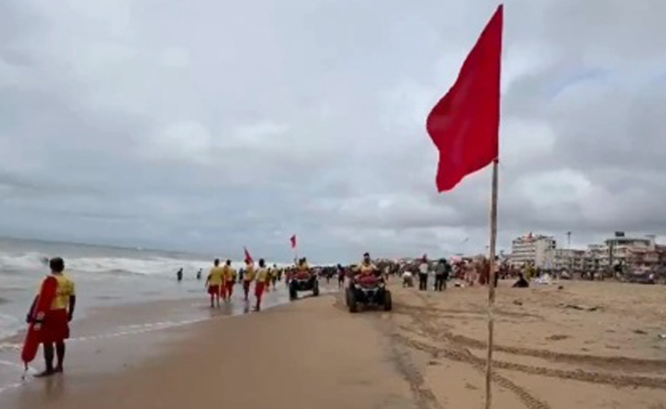 ପ୍ରବଳ ବର୍ଷା ଯୋଗୁଁ ପୁରୀ ବେଳାଭୂମିରେ ଲାଗିଲା ରେଡଫ୍ଲାଗ୍ ପ୍ରବଳ ବର୍ଷା ଯୋଗୁଁ ପୁରୀ ବେଳାଭୂମିରେ ଲାଗିଲା ରେଡଫ୍ଲାଗ୍