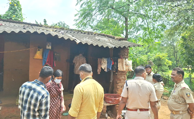 ସ୍ତ୍ରୀକୁ ପିଟିପିଟି ହତ୍ୟା ପରେ ସ୍ୱାମୀର ଆତ୍ମହତ୍ୟା The police are inspecting the scene of the incident.
