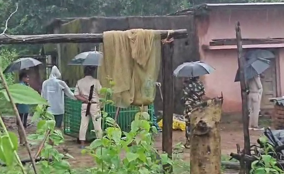 ବାଘ ଆତଙ୍କ: ଘରେ ପଶିଲା ମହାବଳ, ଭୟଭୀତ ଅବସ୍ଥାରେ ଗ୍ରାମବାସୀ ବାଘ ଆତଙ୍କ: ଘରେ ପଶିଲା ମହାବଳ, ଭୟଭୀତ ଅବସ୍ଥାରେ ଗ୍ରାମବାସୀ