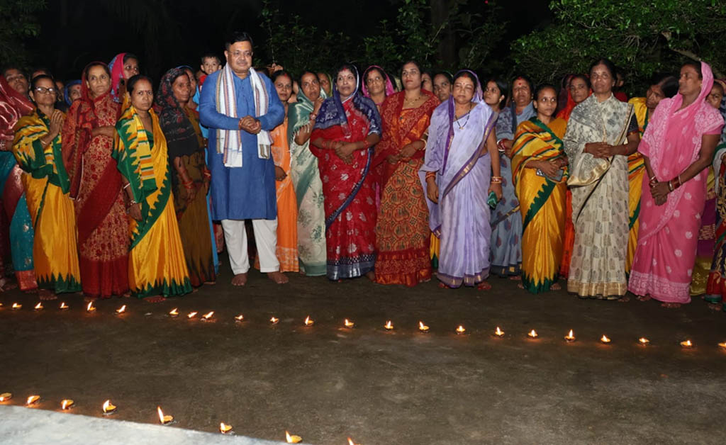 ପ୍ରଧାନମନ୍ତ୍ରୀଙ୍କ ଜନ୍ମଦିନ ଅବସରରେ ପୈତୃକ ଗ୍ରାମରେ ଦୀପଦାନ କଲେ ଆଇନମନ୍ତ୍ରୀ ପ୍ରଧାନମନ୍ତ୍ରୀଙ୍କ ଜନ୍ମଦିନ ଅବସରରେ ପୈତୃକ ଗ୍ରାମରେ ଦୀପଦାନ କଲେ ଆଇନମନ୍ତ୍ରୀ