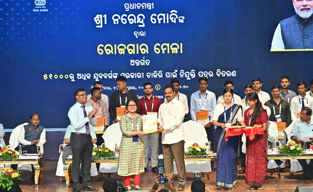 ସରକାରୀ ଚାକିରିର ନିଯୁକ୍ତିପତ୍ର ବାଣ୍ଟିଲେ କେନ୍ଦ୍ର ଜନଜାତି ବ୍ୟାପାର ମନ୍ତ୍ରୀ ସରକାରୀ ଚାକିରିର ନିଯୁକ୍ତିପତ୍ର ବାଣ୍ଟିଲେ କେନ୍ଦ୍ର ଜନଜାତି ବ୍ୟାପାର ମନ୍ତ୍ରୀ