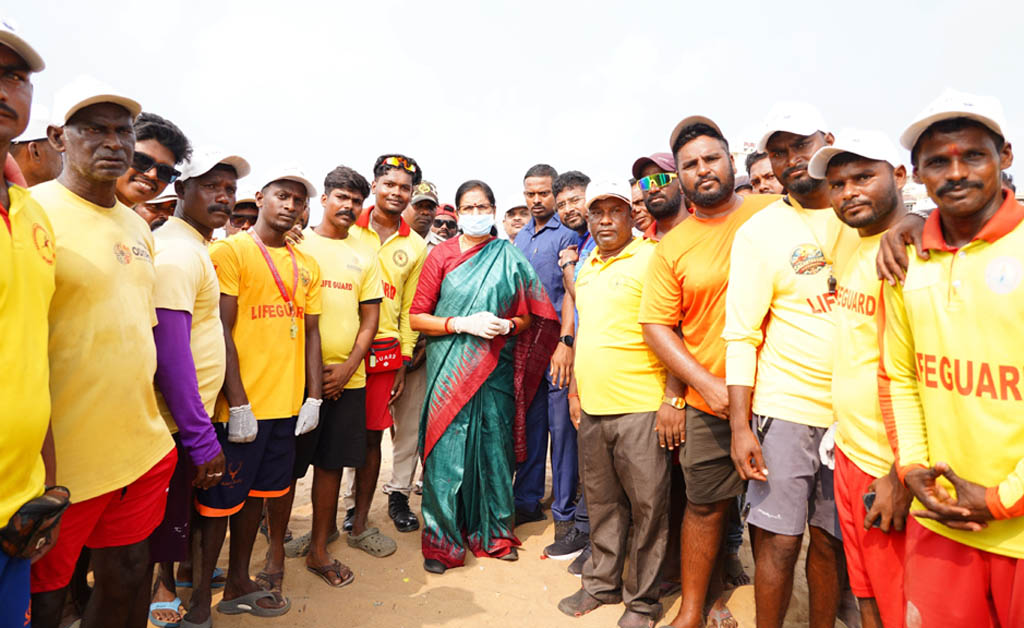 ପୁରୀସ୍ଥିତ ବ୍ଲୁ ଫ୍ଲାଗ୍ ବିଚ୍ ରେ ଆୟୋଜିତ ସ୍ୱଚ୍ଛତା କାର୍ଯ୍ୟକ୍ରମରେ ଯୋଗ ଦେଲେ ଉପମୁଖ୍ୟମନ୍ତ୍ରୀ Pravati Parida attends beach cleanup activities at Puri