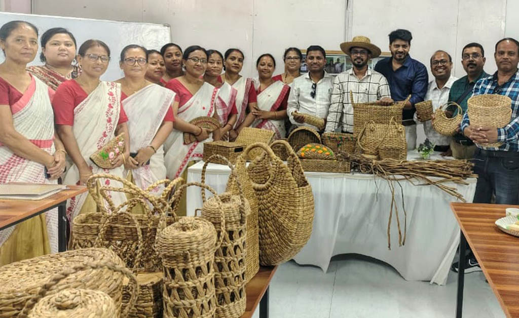 ପାଣି ମେଟେକାରୁ ଜୀବିକା: ଆସାମର ମହିଳା ଏସଏଚଜିଙ୍କ ପାଇଁ ନୂଆ ରୋଜଗାର ସୁଯୋଗ ପାଣି ମେଟେକାରୁ ଜୀବିକା: ଆସାମର ମହିଳା ଏସଏଚଜିଙ୍କ ପାଇଁ ନୂଆ ରୋଜଗାର ସୁଯୋଗ