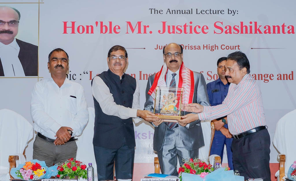 ଆଇନ ପରିବର୍ତ୍ତନର ଇଞ୍ଜିନ ଭାବେ କାର୍ଯ୍ୟ କରେ: ଜଷ୍ଟିସ୍ ଶଶିକାନ୍ତ ମିଶ୍ର ଆଇନ ପରିବର୍ତ୍ତନର ଇଞ୍ଜିନ ଭାବେ କାର୍ଯ୍ୟ କରେ: ଜଷ୍ଟିସ୍ ଶଶିକାନ୍ତ ମିଶ୍ର