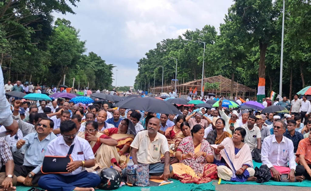 ରାଜରାସ୍ତାରେ ଜନ୍ମାଷ୍ଟମୀ ପାଳିଲେ ଶିକ୍ଷକ ସମାଜ, ଆସନ୍ତାକାଲି ମହାସମାବେଶ: ସମନ୍ୱୟ ସମିତି ବିଂଶ ଦିବସରେ ଅହୋରାତ୍ର ଧାରଣା