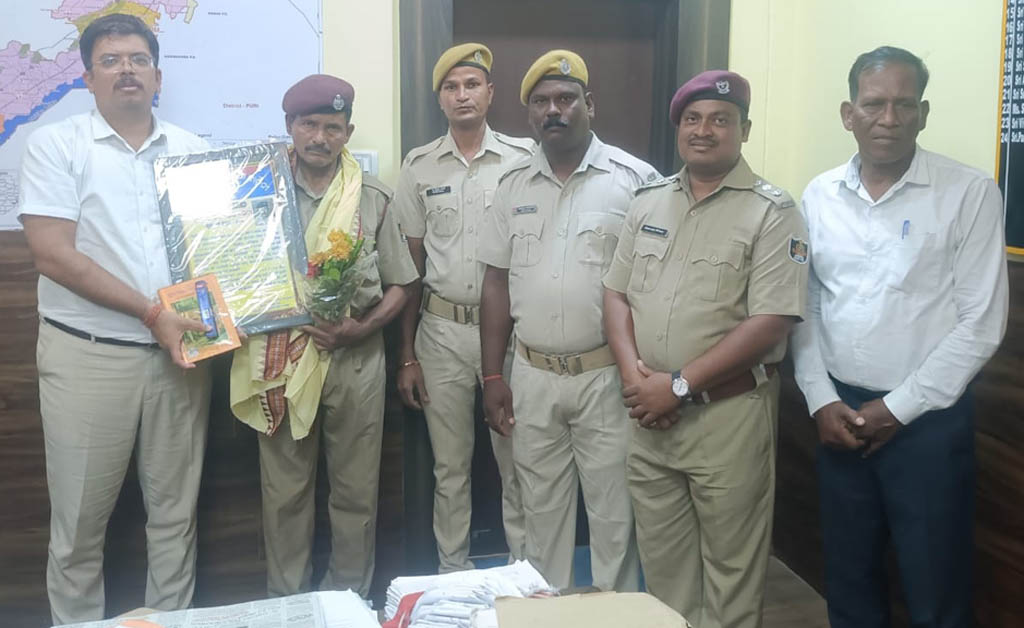 ଗୃହରକ୍ଷୀ ବିଦ୍ୟାଧର ସେଠୀଙ୍କୁ ଅବସରକାଳୀନ ସମ୍ବର୍ଦ୍ଧନା ଜ୍ଞାପନ କଲେ ଖୋର୍ଦ୍ଧା ଏସପି ଗୃହରକ୍ଷୀ ବିଦ୍ୟାଧର ସେଠୀଙ୍କୁ ଅବସରକାଳୀନ ସମ୍ବର୍ଦ୍ଧନା ଜ୍ଞାପନ କଲେ ଖୋର୍ଦ୍ଧା ଏସପି