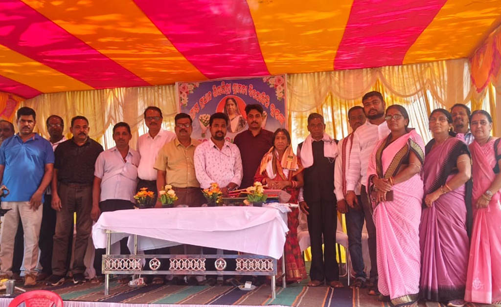 କର୍ତ୍ତବ୍ୟନିଷ୍ଠ ଶିକ୍ଷୟିତ୍ରୀ ବିନୋଦିନୀ କୁଣ୍ଡୁଙ୍କୁ ଭାବବିହ୍ୱଳ ବିଦାୟ କର୍ତ୍ତବ୍ୟନିଷ୍ଠ ଶିକ୍ଷୟିତ୍ରୀ ବିନୋଦିନୀ କୁଣ୍ଡୁଙ୍କୁ ଭାବବିହ୍ୱଳ ବିଦାୟ