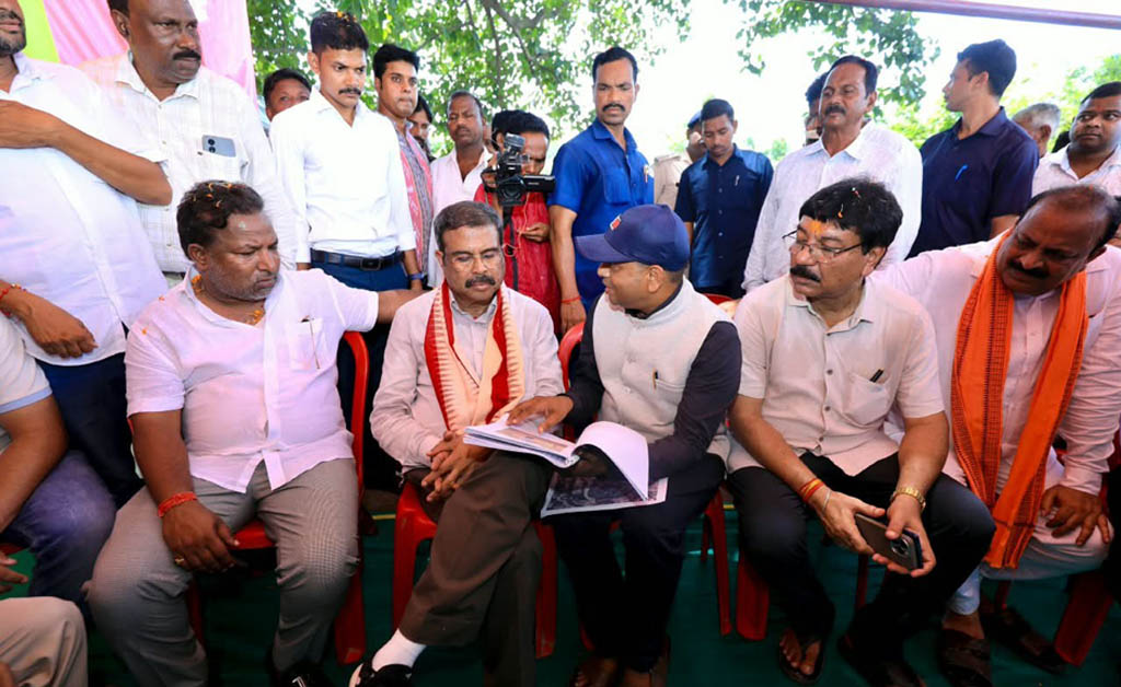 ଦୁଇ ହଜାର ବର୍ଷର ପ୍ରାଚୀନ ‘ଅସୁରଗଡ଼’ ପ୍ରତ୍ନତାତ୍ତ୍ୱିକ ସ୍ଥଳୀ ପରିଦର୍ଶନ କଲେ ଧର୍ମେନ୍ଦ୍ର ପ୍ରଧାନ D. Pradhan visits 2,000-year-old Asurgarh archaeological site