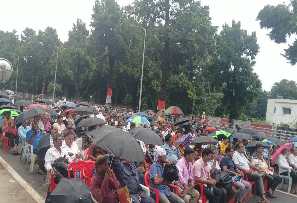 ଶିକ୍ଷକ ସମାଜର ଦାବୀକୁ ସରକାର ସମାଧାନ ଦିଗରେ ଅବହେଳା କରି ଚାଲିଛନ୍ତି: ସମନ୍ୱୟ ସମିତି ସପ୍ତଦଶ ଦିବସରେ ଅହୋରାତ୍ର ଧାରଣା