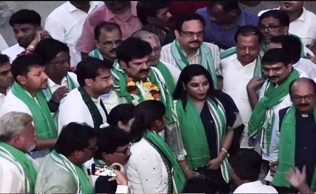 ୧୦ ମାସ ପରେ ଜେଲରୁ ବାହାରିଲେ ବିକ୍ରମ ପଣ୍ଡା: ବିଜେଡି କର୍ମୀଙ୍କ ବିଶାଳ ଶୋଭାଯାତ୍ରା ୧୦ ମାସ ପରେ ଜେଲରୁ ବାହାରିଲେ ବିକ୍ରମ ପଣ୍ଡା: ବିଜେଡି କର୍ମୀଙ୍କ ବିଶାଳ ଶୋଭାଯାତ୍ରା