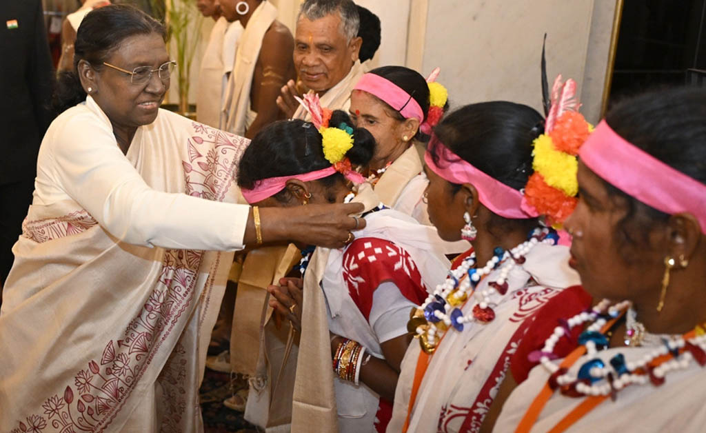 ରାଷ୍ଟ୍ରପତିଙ୍କୁ ଭେଟିଲେ ଗଞ୍ଜାମର ୫ ପ୍ରମୁଖ ସାଂସ୍କୃତିକ ଦଳର ୯୦ରୁ ଊର୍ଦ୍ଧ୍ୱ ଲୋକ କଳାକାର ରାଷ୍ଟ୍ରପତିଙ୍କୁ ଭେଟିଲେ ଗଞ୍ଜାମର ୫ ପ୍ରମୁଖ ସାଂସ୍କୃତିକ ଦଳର ୯୦ରୁ ଊର୍ଦ୍ଧ୍ୱ ଲୋକ କଳାକାର