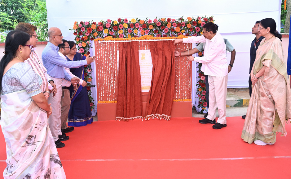 ଲୋକଭବନରେ ୧୪୪ଟି ଆବାସିକ କ୍ୱାର୍ଟର୍ସ ନିର୍ମାଣ ପାଇଁ ରାଜ୍ୟପାଳଙ୍କ ଭିତ୍ତିପ୍ରସ୍ତର ସ୍ଥାପନ Governor lays foundation stone for the construction of 144 residential quarters at Lok Bhawan