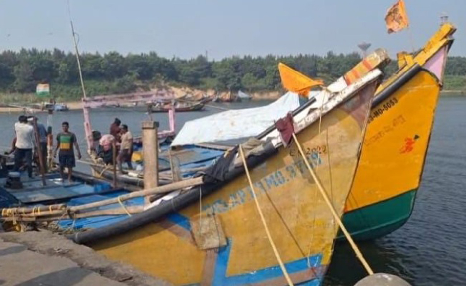 ସମ୍ଭାବ୍ୟ ବାତ୍ୟା ପ୍ରଭାବ: ଆର୍ଯ୍ୟପଲ୍ଲୀ ଜେଟିରେ ଆଶ୍ରୟ ନେଲେ ଆନ୍ଧ୍ରର ଦୁଇ ମାଛଧରା ଟ୍ରଲର Impact of Potential Cyclone: Two Andhra Trawlers Take Shelter at Aryapalli Jetty