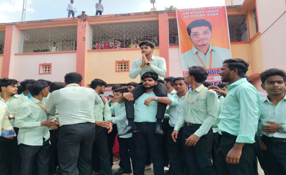 କ୍ୟାମ୍ପସରେ ଭୋଟ୍ ମାହୋଲ୍ : ଆଜି ନାମାଙ୍କନ କ୍ୟାମ୍ପସରେ ଭୋଟ୍ ମାହୋଲ୍ : ଆଜି ନାମାଙ୍କନ
