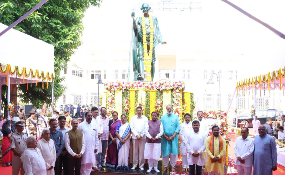 ବିଧାନସଭାରେ ପାଳିତ ହେଲା ରାଜ୍ୟସ୍ତରୀୟ ଗାନ୍ଧୀ ଜୟନ୍ତୀ State-level Gandhi Jayanti observed at the Legislative Assembly.