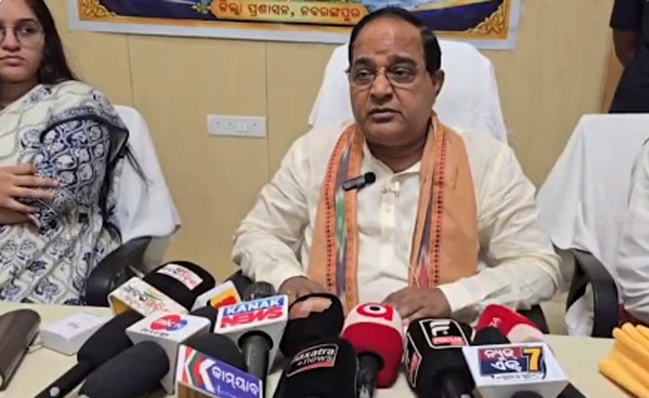 ବାତ୍ୟା ‘ଅର୍ଣ୍ଣବ’ ମୁକାବିଲା: ନବରଙ୍ଗପୁରରେ ସ୍ଥିତି ସମୀକ୍ଷା କଲେ ମନ୍ତ୍ରୀ କୃଷ୍ଣଚନ୍ଦ୍ର ପାତ୍ର Dealing with Cyclone 'Arnab': Minister Krushna Chandra Patra reviews the situation in Nabarangpur