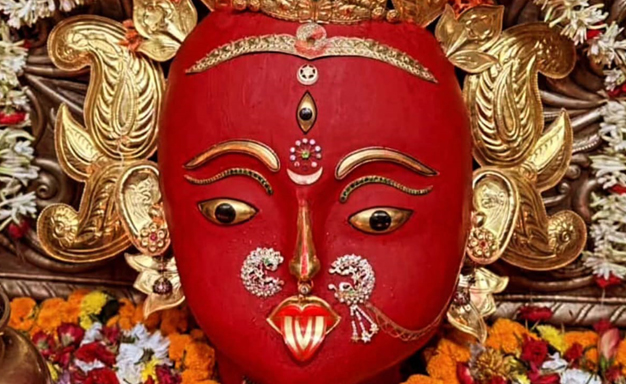 ସୁନାବେଶରେ ଦର୍ଶନ ଦେଉଛନ୍ତି ମା’ ମଝିଘରିଆଣୀ Maa Majhighariani is granting darshan in the 'Suna Besha' (golden attire).