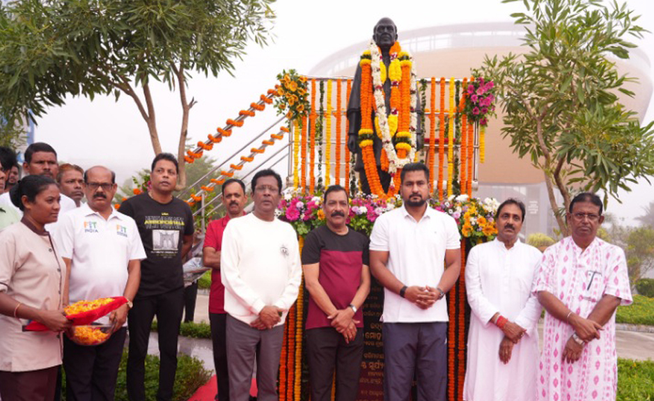 ରାଷ୍ଟ୍ରୀୟ ଏକତା ଦିବସ : ଦେଶର ଏକତା ଓ ସଂହତି ବଜାୟ ରଖିବାକୁ କ୍ରୀଡ଼ାମନ୍ତ୍ରୀ ସୂର୍ଯ୍ୟବଂଶୀ ସୂରଜଙ୍କ ଆହ୍ୱାନ National Unity Day at Kalinga Stadium: Sports Minister Suryabanshi Suraj calls for upholding the nation's unity and integrity.
