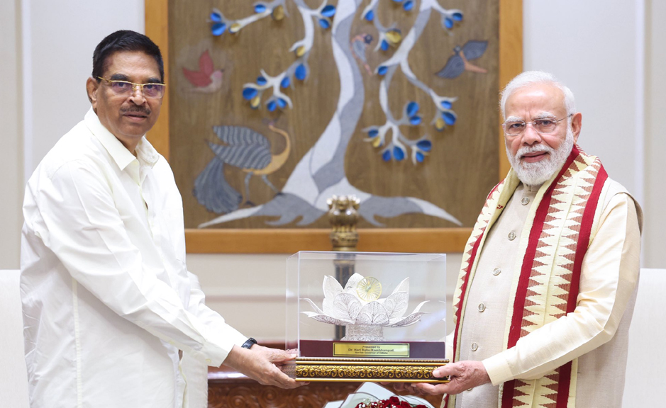 ପ୍ରଧାନମନ୍ତ୍ରୀ ନରେନ୍ଦ୍ର ମୋଦୀଙ୍କୁ ଭେଟିଲେ ଓଡ଼ିଶାର ରାଜ୍ୟପାଳ Odisha Governor meets Prime Minister Narendra Modi.