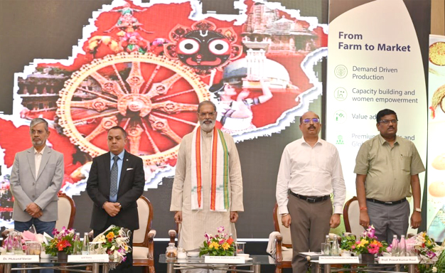 ଓଡ଼ିଶା ସ୍ୱାସ୍ଥ୍ୟକର ଚାଉଳ ବ୍ୟବସାୟ ଶିଖର ସମ୍ମିଳନୀ: ୧୦,୦୦୦ ହେକ୍ଟରକୁ ବୃଦ୍ଧି ପାଇବ ପୁଷ୍ଟିଯୁକ୍ତ ଧାନ ଚାଷ Agriculture and Farmers' Empowerment and Energy Minister Kanak Vardhan Singh Deo and others at the Odisha Healthy Rice Business Summit.