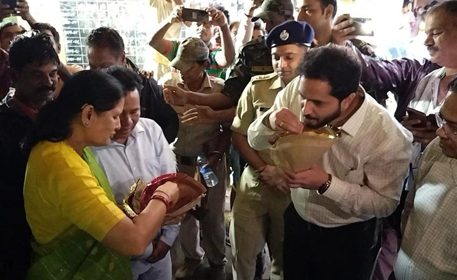 ବାତ୍ୟା ଆଶ୍ରୟସ୍ଥଳରେ ରନ୍ଧା ଖାଦ୍ୟର ମାନ ଯାଞ୍ଚ କଲେ ଉପମୁଖ୍ୟମନ୍ତ୍ରୀ ପ୍ରଭାତି ପରିଡ଼ା Deputy Chief Minister Pravati Parida inspected the quality of cooked food at a cyclone shelter.