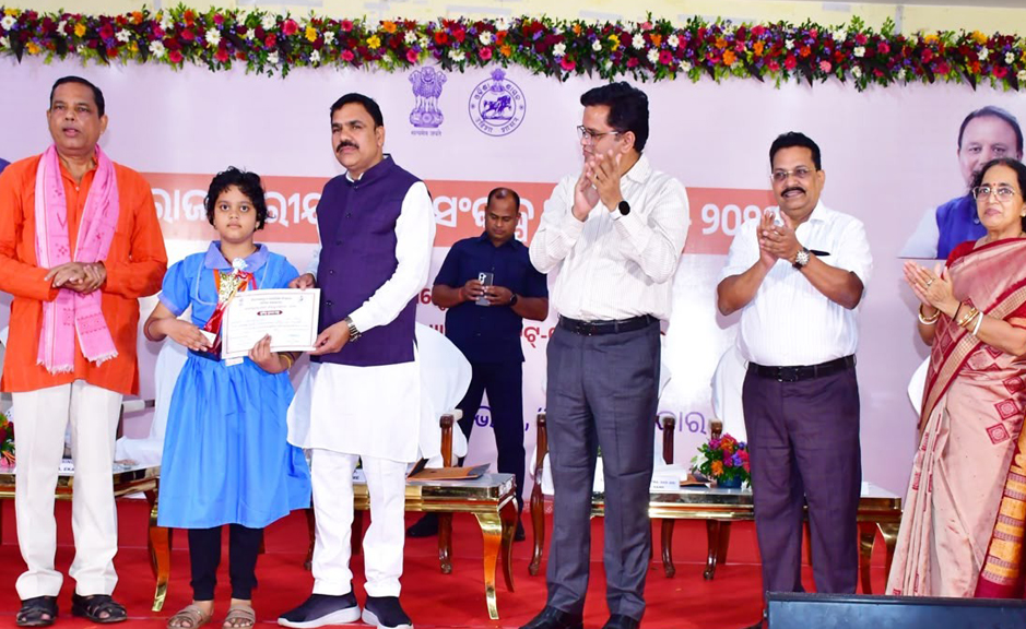 ରାଜ୍ୟସ୍ତରୀୟ ‘ସେବା ସଂକଳ୍ପ ଅଭିଯାନ’ ଉଦ୍ଯାପିତ: ୧୦ ଲକ୍ଷରୁ ଅଧିକ କୃତୀ ଛାତ୍ରଛାତ୍ରୀ ସମ୍ମାନିତ Dignitaries on the dais at the state-level 'Seva Sankalp Abhiyan'