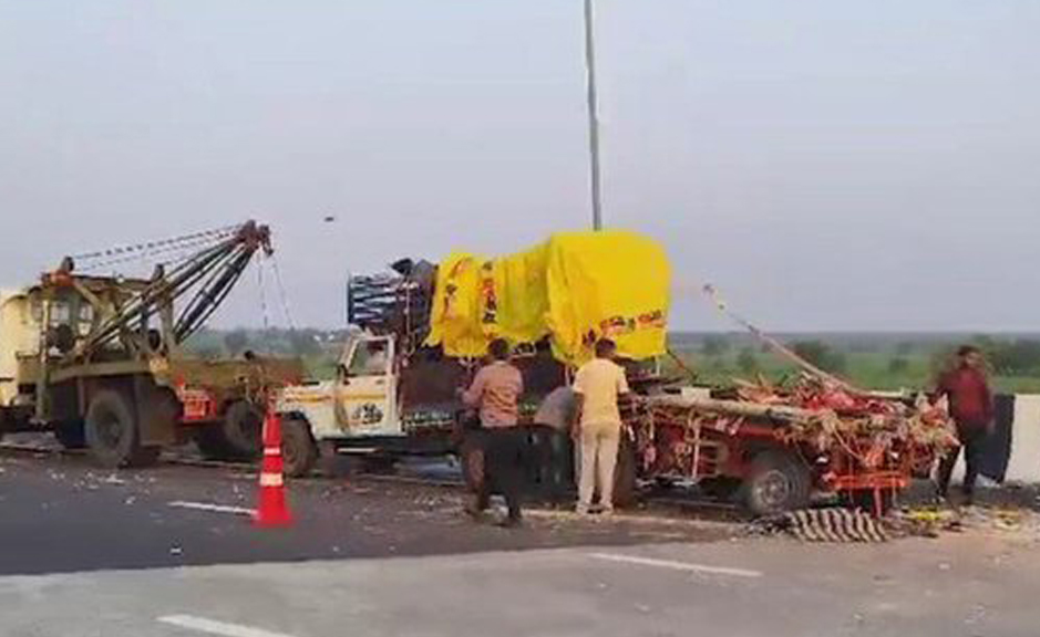 ଦୁର୍ଗା ମୂର୍ତ୍ତି ନେଉଥିବା ପିକ୍ଅପ୍କୁ ଧକ୍କା ଦେଲା ଟ୍ରକ୍: ୭ ମୃତ, ୧୯ ଆହତ ଟ୍ରକ୍ ସହ ଧକ୍କା ହେଲା ଦୁର୍ଗା ମୂର୍ତ୍ତି ନେଉଥିବା ପିକ୍ଅପ୍, ୭ ମୃତ, ୧୯ ଆହତ