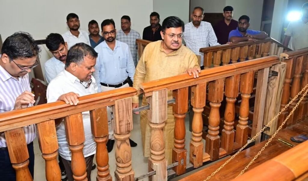 ଶ୍ରମନ୍ଦିରରେ ଭକ୍ତଙ୍କ ଧାଡି ଦର୍ଶନ ପାଇଁ ଆରମ୍ଭ ହେଲା ପଦକ୍ଷେପ, ନିର୍ମାଣ ହେଲା କାଠର ବ୍ୟାରିକେଡ ଶ୍ରମନ୍ଦିରରେ ଭକ୍ତଙ୍କ ଧାଡି ଦର୍ଶନ