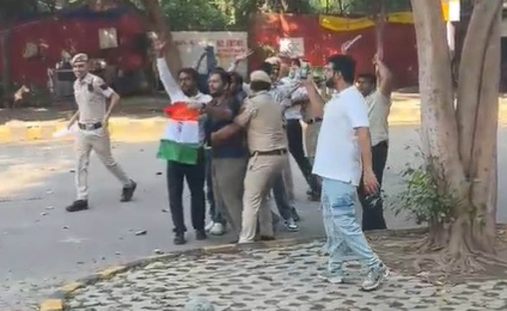 ଦିଲ୍ଲୀରେ CJP ର ପ୍ରତିବାଦ: ଆଶୁତୋଷ ରାଙ୍କା ଓ ସୌରଭ ଦାସ ଅଟକ CJP ର ପ୍ରତିବାଦ