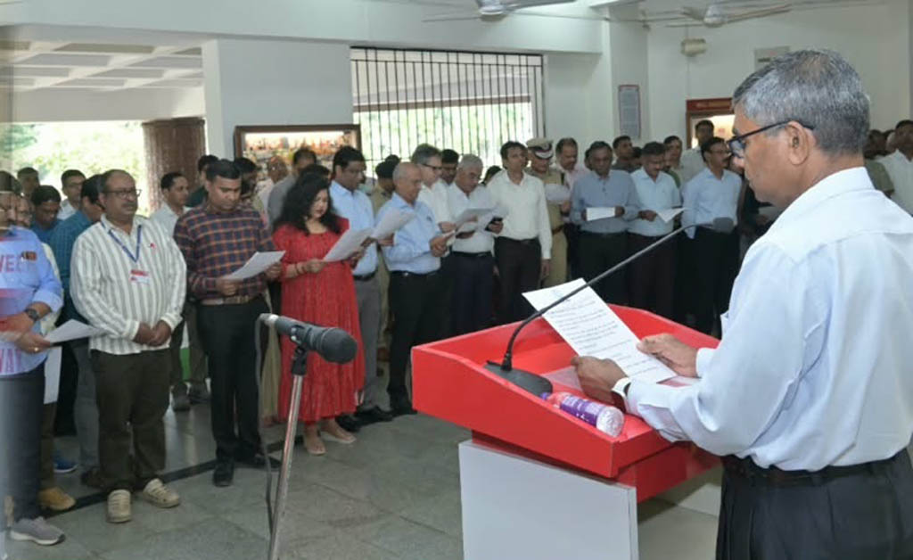 ପୂର୍ବତଟ ରେଳପଥ କର୍ମଚାରୀଙ୍କ ସତ୍ୟନିଷ୍ଠାର ଶପଥ ଗ୍ରହଣ ପୂର୍ବତଟ ରେଳପଥ କର୍ମଚାରୀଙ୍କ ସତ୍ୟନିଷ୍ଠାର ଶପଥ ଗ୍ରହଣ
