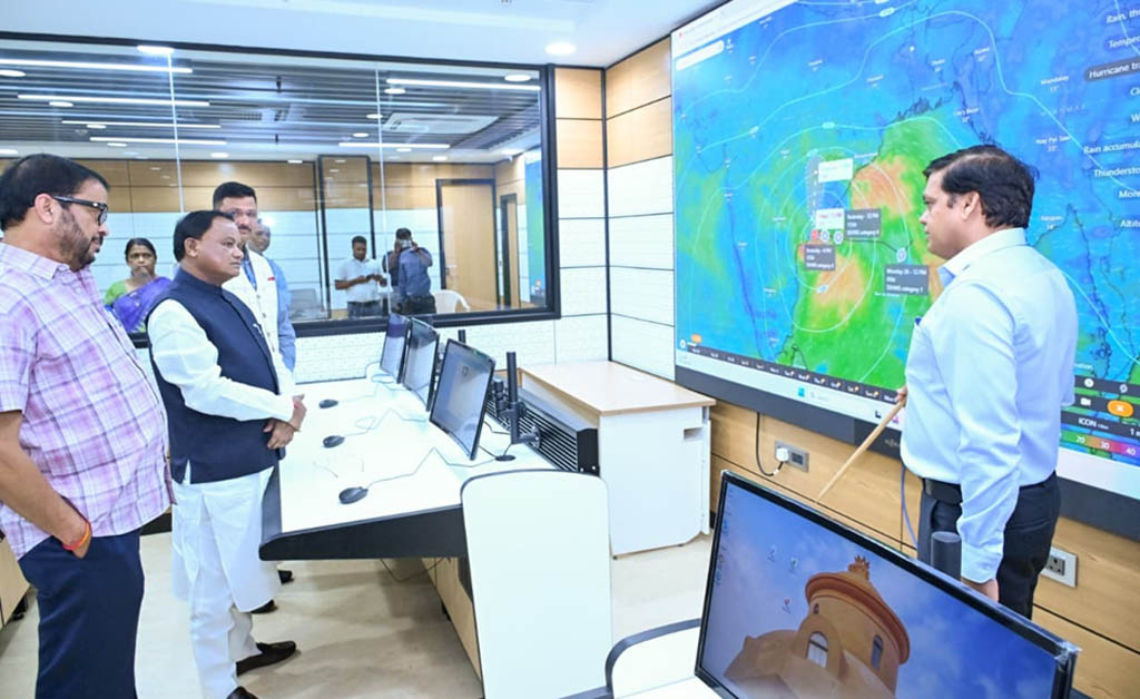 କଣ୍ଟ୍ରୋଲ ରୁମ୍ରେ ବାତ୍ୟା ‘ଅର୍ଣ୍ଣବ’ର ସ୍ଥିତି ଓ ପରିଚାଳନା ସମୀକ୍ଷା କଲେ ମୁଖ୍ୟମନ୍ତ୍ରୀ କଣ୍ଟ୍ରୋଲ ରୁମ୍ରେ ବାତ୍ୟା ‘ଅର୍ଣ୍ଣବ’ର ସ୍ଥିତି ଓ ପରିଚାଳନା ସମୀକ୍ଷା କଲେ ମୁଖ୍ୟମନ୍ତ୍ରୀ