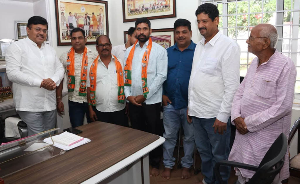 ବିଜେପି ର ମିଶ୍ରଣ ପର୍ବ: ଚିଲିକାରେ ପଦ୍ମ ଧରିଲେ ବିଜେଡ଼ି ନେତା ବିଜେପି ର ମିଶ୍ରଣ ପର୍ବ: ଚିଲିକାରେ ପଦ୍ମ ଧରିଲେ ବିଜେଡ଼ି ନେତା